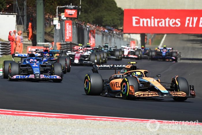 Lando Norris, McLaren MCL36, Fernando Alonso, Alpine A522, Nyck de Vries, Williams FW44