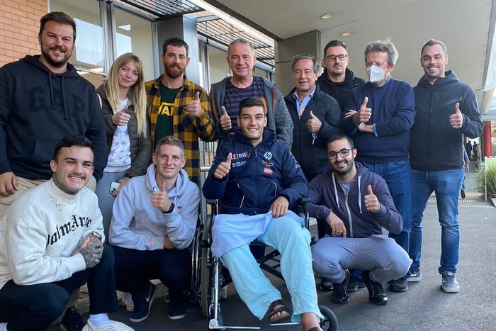 Jorge Navarro, FlexBox HP 40, con el equipo en el Hospital de Melbourne, junto a Sito Pons y Aron Canet