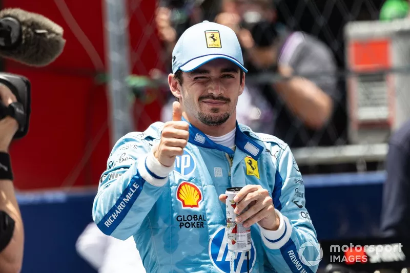 Charles Leclerc, Scuderia Ferrari, deuxième, fête sa victoire dans le Parc Ferme après le sprint.