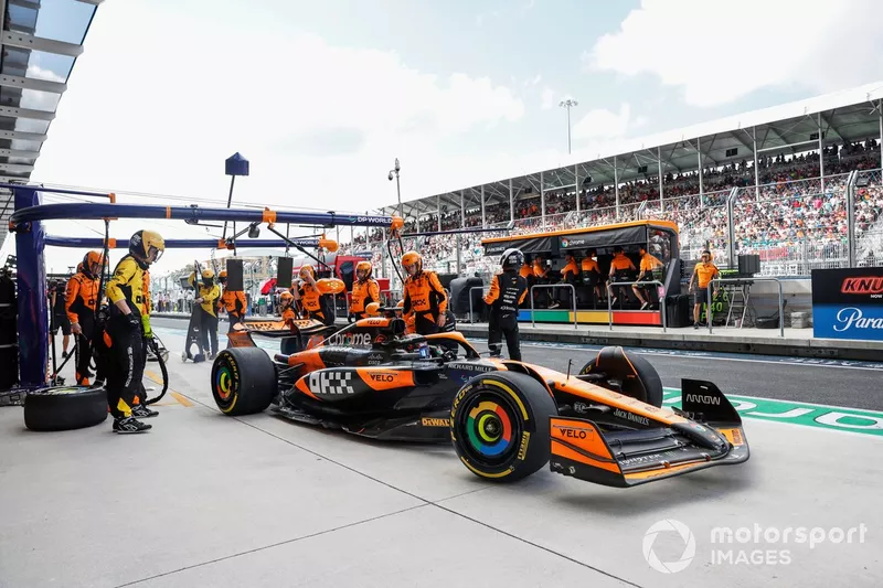 Oscar Piastri, McLaren MCL38, fait un arrêt au stand