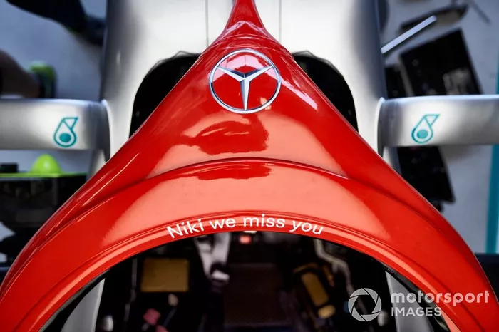 L'Halo dipinto di rosso su una Mercedes AMG F1 W10, in onore di Niki Lauda