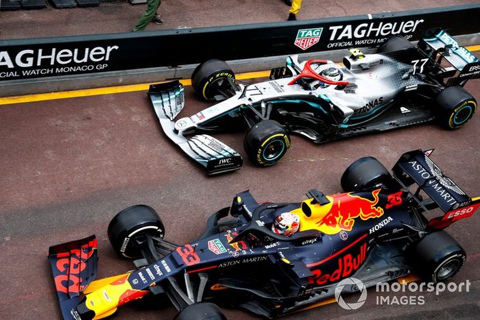Verstappen e Bottas no pitlane de Mônaco