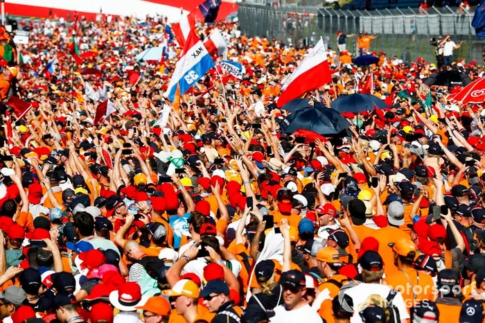 Los aficionados holandeses de Max Verstappen irrumpen en la pista para celebrar la victoria de Max Verstappen, Red Bull Racing 