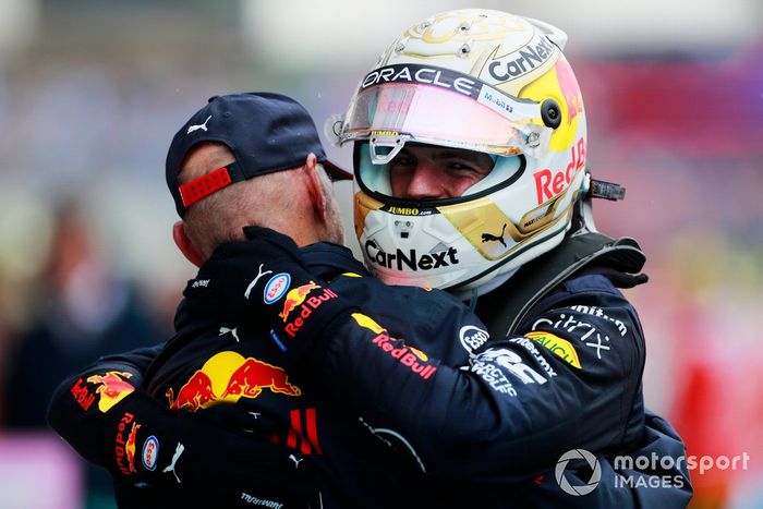 Max Verstappen, Red Bull Racing, 1ª posición, celebra su llegada al Parc Ferme con Adrian Newey, Director de Tecnología de Red Bull Racing