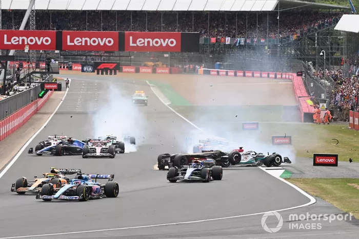 L' incidente alla partenza tra George Russell, Mercedes W13, Zhou Guanyu, Alfa Romeo C42, Alex Albon, Williams FW44, Esteban Ocon, Alpine A522, Yuki Tsunoda, AlphaTauri AT03.