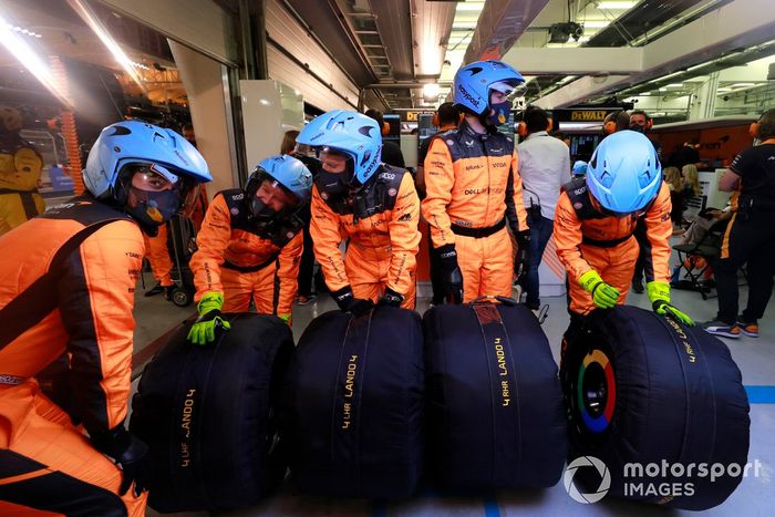 El equipo de boxes de McLaren en el garaje con los neumáticos