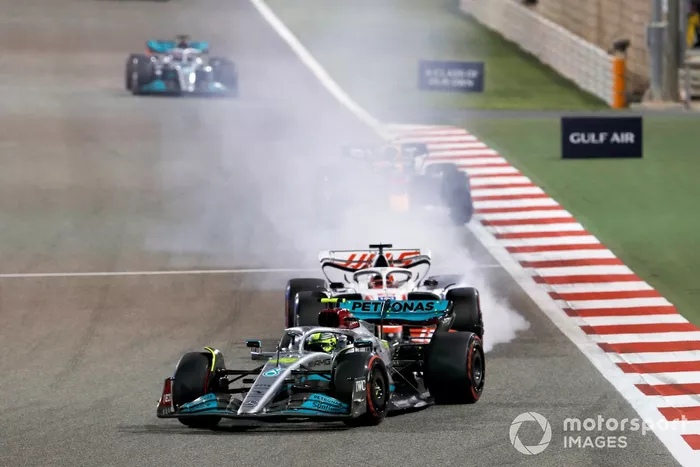Lewis Hamilton, Mercedes W13, Kevin Magnussen, Haas VF-22