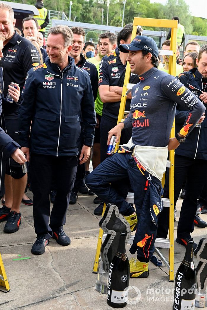 Christian Horner, director del equipo, Red Bull Racing, Sergio Pérez, Red Bull Racing, 2ª posición, el equipo Red Bull celebra después de la carrera