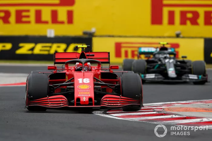 Charles Leclerc, Ferrari SF1000, precede Valtteri Bottas, Mercedes F1 W11