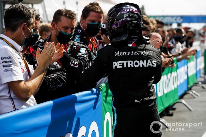 Il vincitore della gara Lewis Hamilton, Mercedes-AMG Petronas F1 festeggia al Parc Ferme 