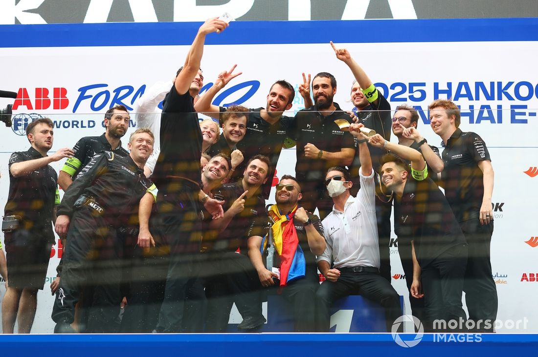 Jay Penske, director del equipo DS Penske, celebra en el podio con los miembros del equipo