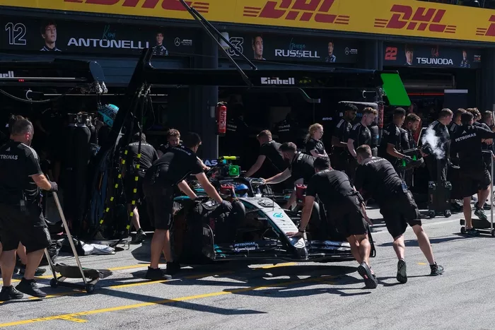 El piloto italiano de Mercedes Kimi Antonelli se sienta en su coche en el pit lane durante la sesión de clasificación del Gran Premio de Holanda de Fórmula Uno en The Circuit Zandvoort, al oeste de Holanda, el 30 de agosto de 2025. (Foto de Patrick Post /