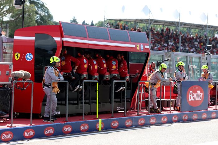 Ingenieros de la Scuderia Ferrari trabajando en el muro de boxes