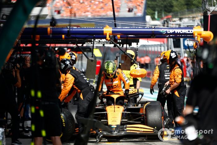 Lando Norris, McLaren MCL38, se retira en boxes tras un contacto con Max Verstappen, Red Bull Racing RB20, mientras luchaban por el liderato.