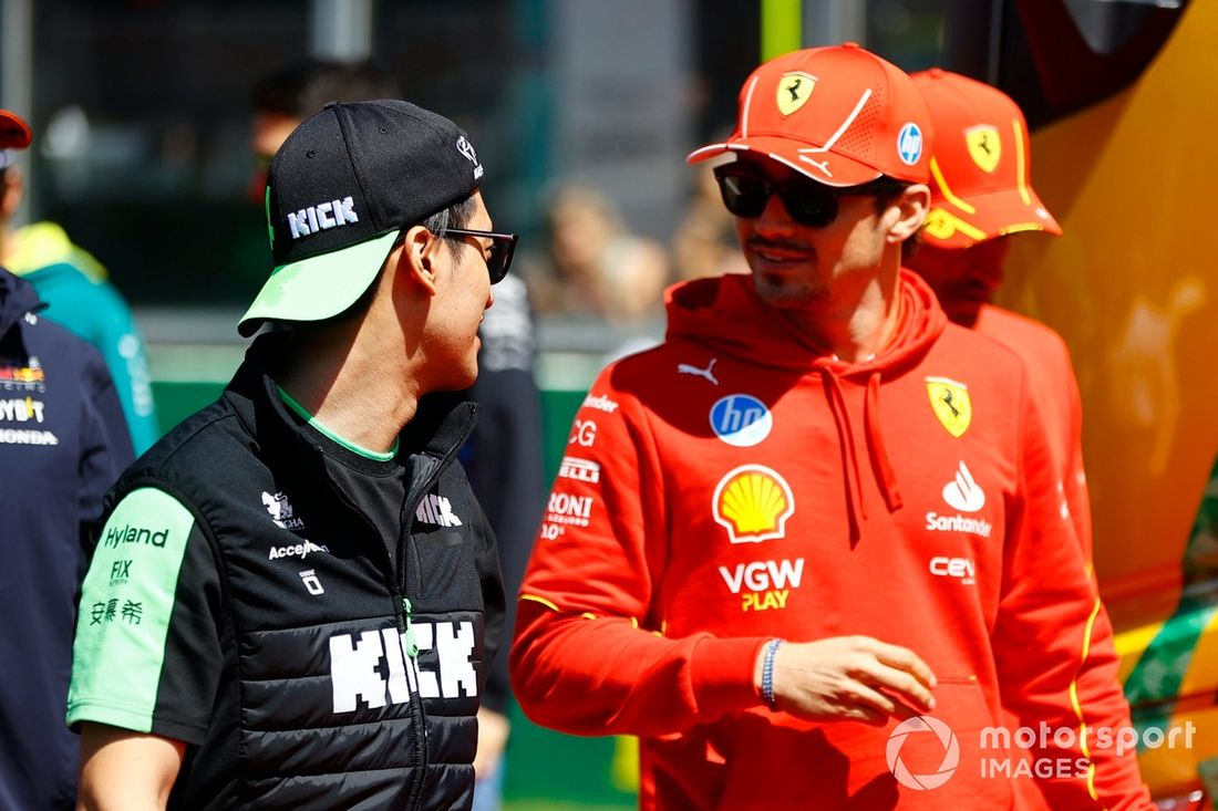 Zhou Guanyu, KICK Sauber, Charles Leclerc, Scuderia Ferrari, en el desfile de pilotos 