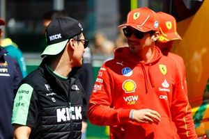 Zhou Guanyu, KICK Sauber, Charles Leclerc, Scuderia Ferrari, en el desfile de pilotos 