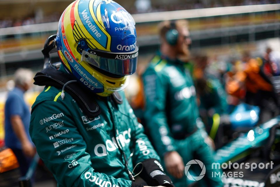 Fernando Alonso, Aston Martin F1 Team, en la parrilla de salida