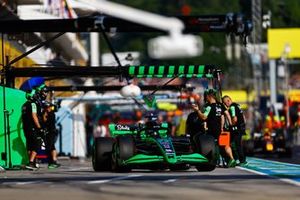 Valtteri Bottas, Stake F1 Team Kick Sauber C44, en boxes