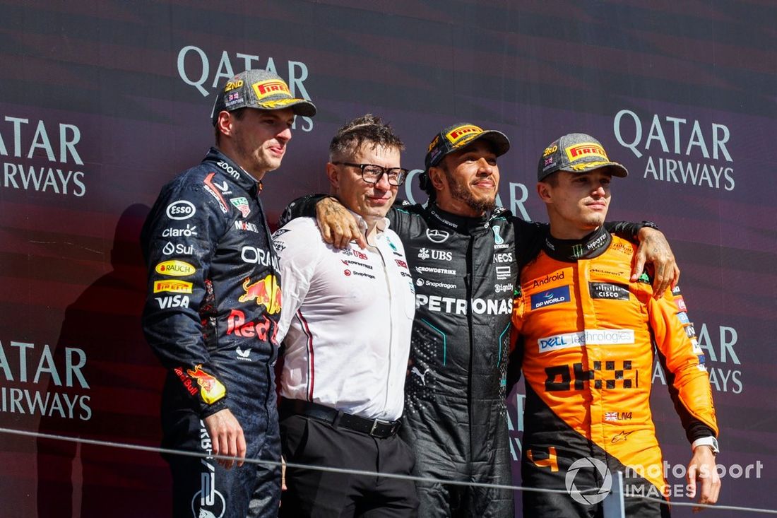 Max Verstappen, Red Bull Racing, 2. miejsce, Peter Bonnington, starszy inżynier wyścigowy, Mercedes-AMG F1 Team, Lewis Hamilton, Mercedes-AMG F1 Team, 1. miejsce, Lando Norris, McLaren F1 Team, 3. miejsce, na podium