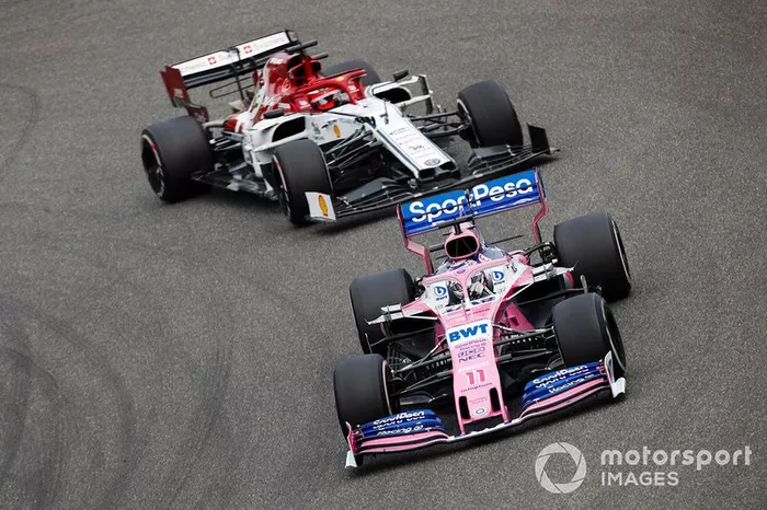 Sergio Perez, Racing Point RP19, precede Kimi Raikkonen, Alfa Romeo Racing C38