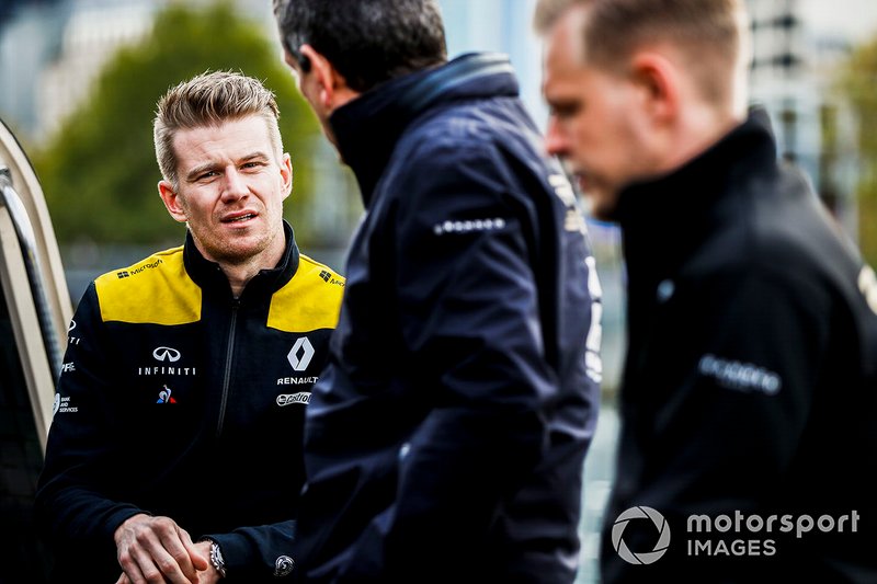 Nico Hulkenberg, Renault F1 Team, Guenther Steiner, Team Principal, Haas F1 and Kevin Magnussen, Haas F1 Team on the way to the Federation Square event