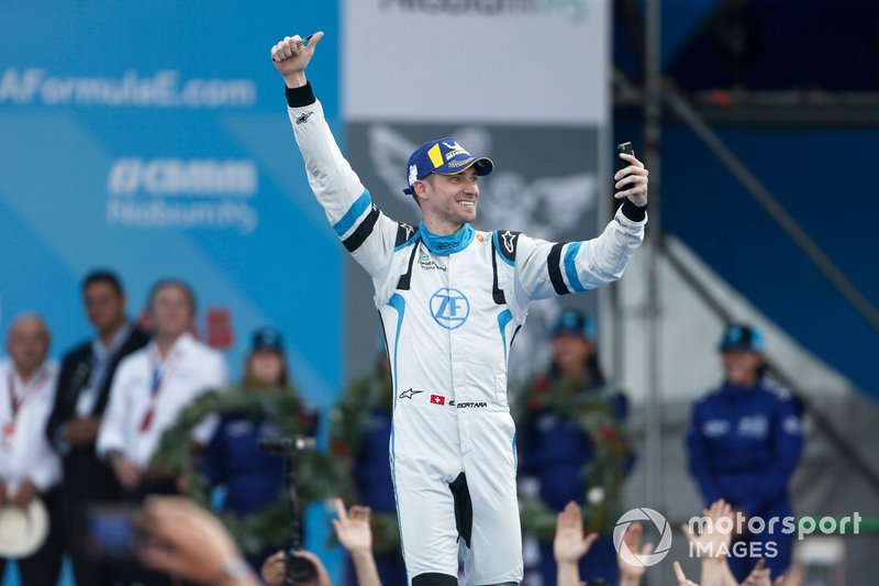 Edoardo Mortara Venturi Formula E, terzo, festeggia avvcinandosi al podio