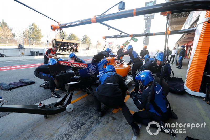 Carlos Sainz Jr., McLaren MCL34 pit stop