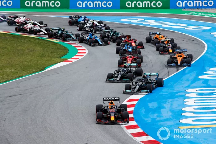 Max Verstappen, Red Bull Racing RB16B, Lewis Hamilton, Mercedes W12, Valtteri Bottas, Mercedes W12, Daniel Ricciardo, McLaren MCL35M, Charles Leclerc, Ferrari SF21, y el resto del pelotón