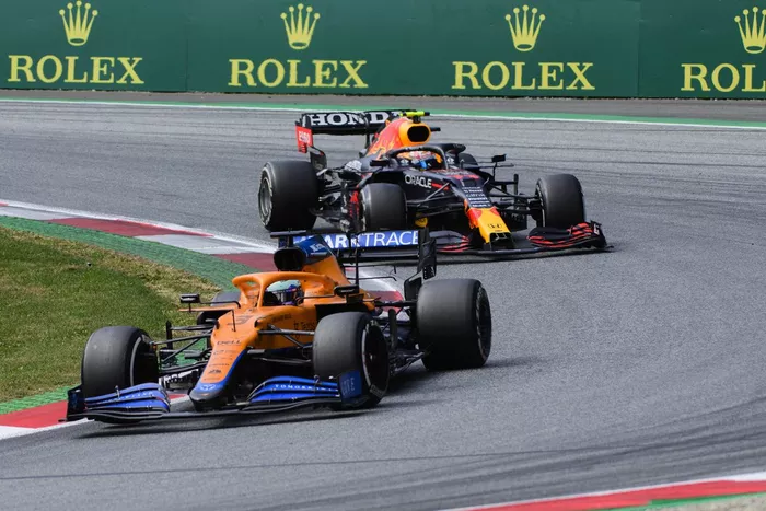 Daniel Ricciardo, McLaren MCL35M, Sergio Pérez, Red Bull Racing RB16B