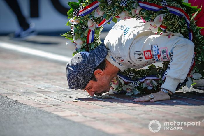 Ganador de la carrera Helio Castroneves, Meyer Shank Racing Honda besa la línea de ladrillos