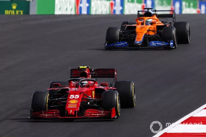 Carlos Sainz Jr., Ferrari SF21, Daniel Ricciardo, McLaren MCL35M