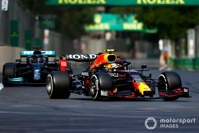 Sergio Pérez, Red Bull Racing RB16B, Lewis Hamilton, Mercedes W12