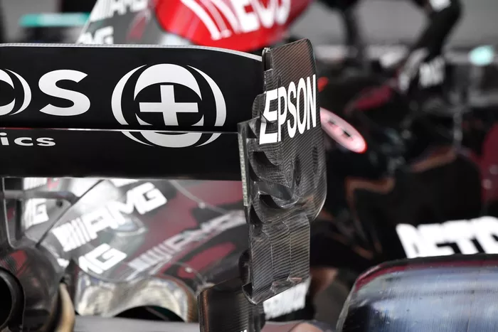 Detalle del en plate trasero del Mercedes W12