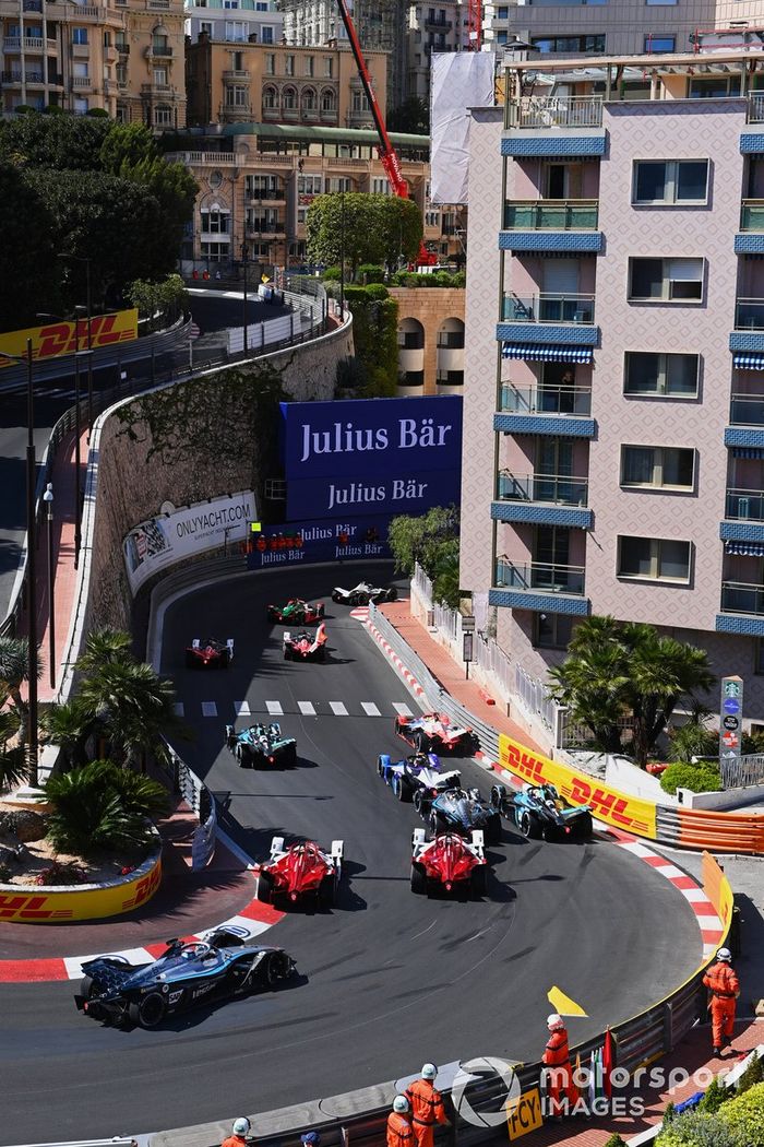 Los coches intentan evitar a Alexander Sims, Mahindra Racing, M7Electro