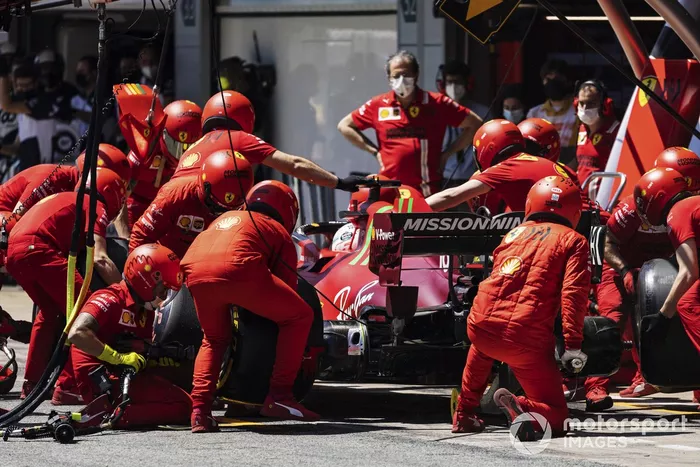 Charles Leclerc, Ferrari SF21, effettua uno stop