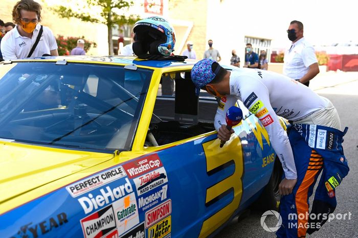 Daniel Ricciardo, McLaren, en el coche de Dale Earnhardt Wrangler Chevrolet Monte Carlo NASCAR de 1984