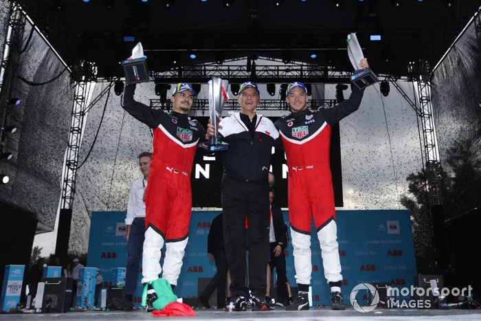 Podio: ganador Pascal Wehrlein, Porsche, segundo lugar Andre Lotterer, Porsche, con el equipo Porsche 
