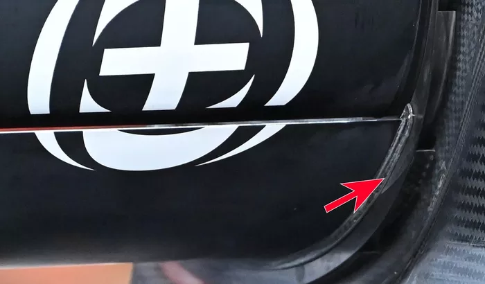 Detalle del alerón trasero del Mercedes W12, subtitulado