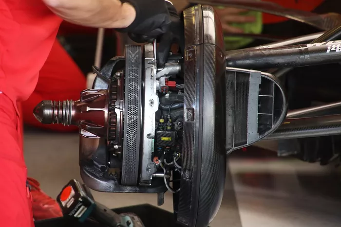 Detalle del Ferrari SF90 adaptado (muleto) con los Pirelli de 18 pulgadas