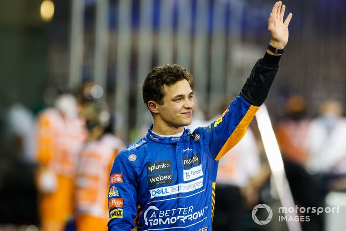 Lando Norris, de McLaren, levanta el pulgar tras conseguir el tercer puesto en la parrilla de salida