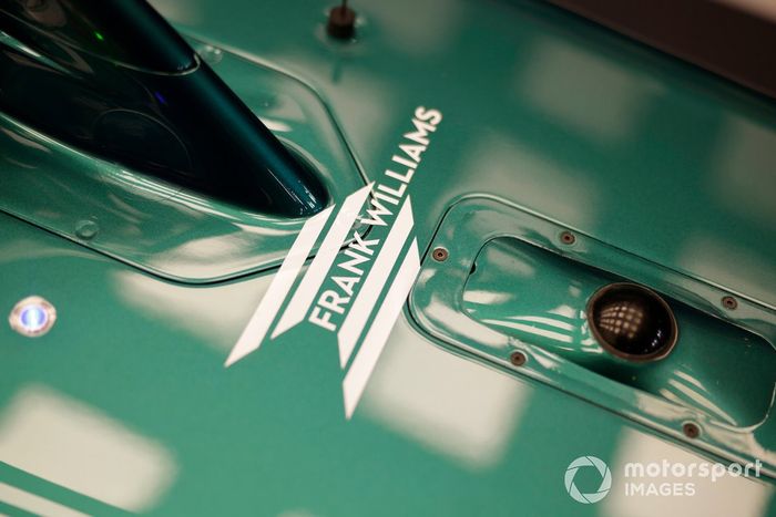 Sticker conmemorativo de Frank Williams en el Aston Martin