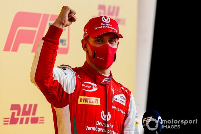 El campeón de F2 Mick Schumacher, Prema Racing celebra en Parc Ferme 