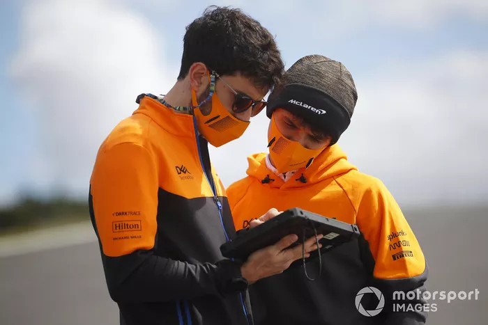 Lando Norris, McLaren, con un ingeniero