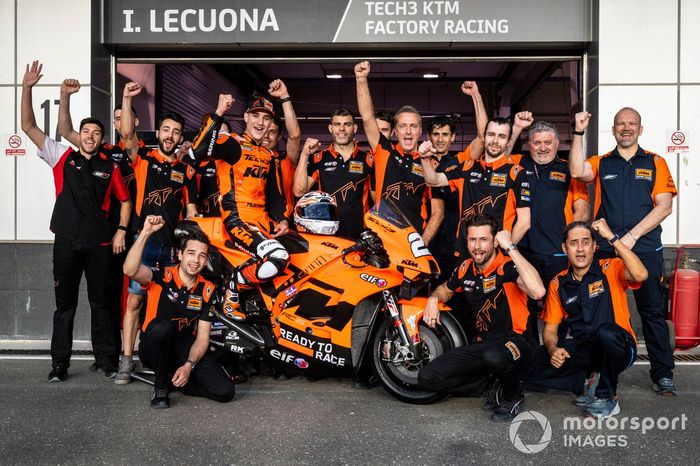 Danilo Petrucci, KTM Tech3, Iker Lecuona, KTM Tech3 con el equipo