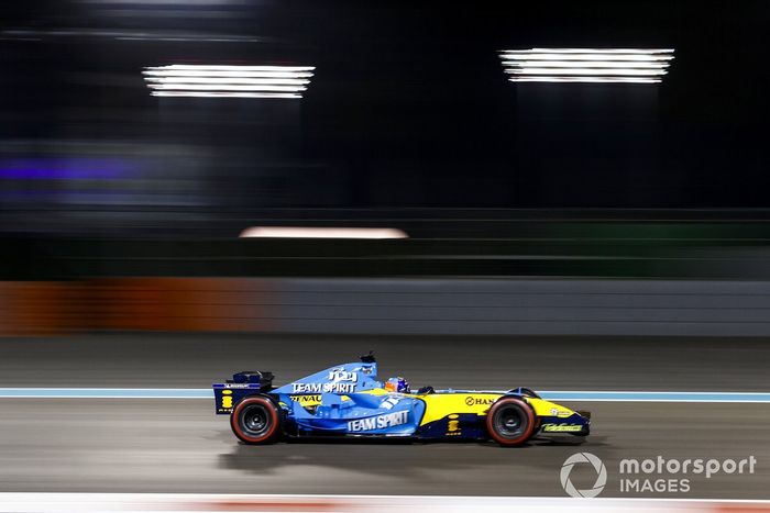 Fernando Alonso pilota el Renault R25, el coche con el que ganó el mundial 2005 de F1, en Abu Dhabi