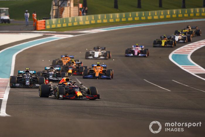 Max Verstappen, Red Bull Racing RB16, Valtteri Bottas, Mercedes F1 W11, Lewis Hamilton, Mercedes F1 W11 al inicio de la carrera