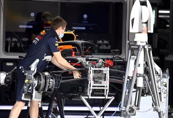 Freno y suspensión delantera del Red Bull Racing RB16B
