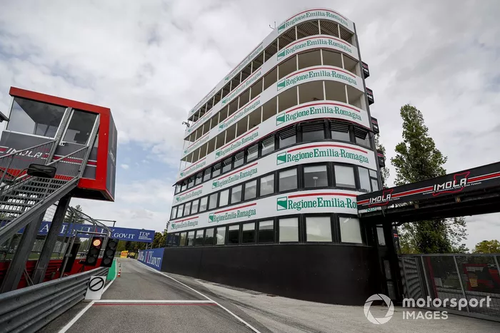Carteles en el circuito de Imola