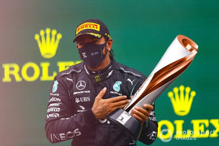 Podio: ganador y campeón del mundo Lewis Hamilton, Mercedes-AMG F1