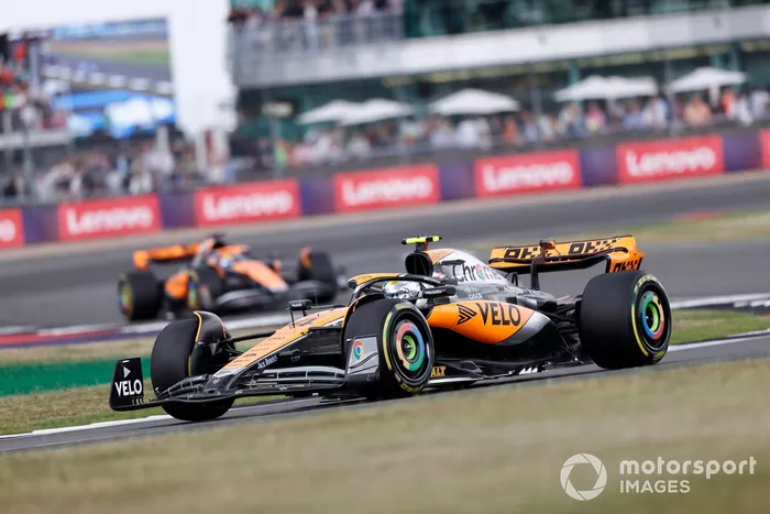 Lando Norris, McLaren MCL60, Oscar Piastri